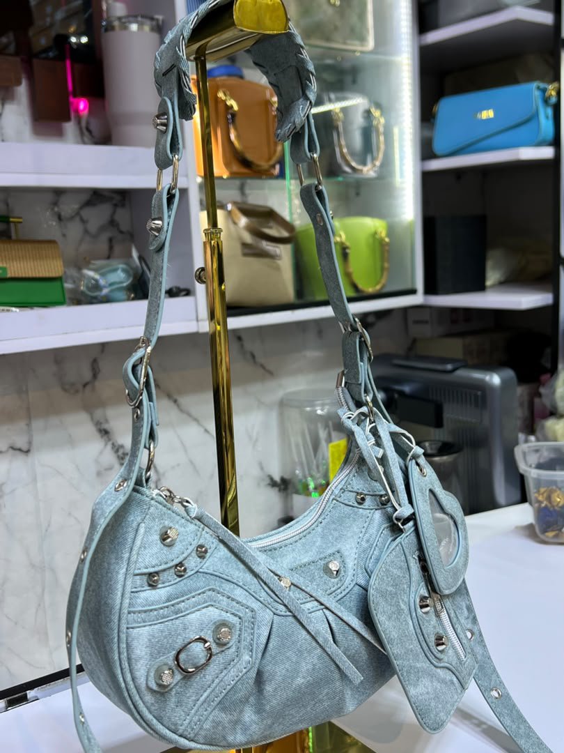 Girls and women effortless, dependable hand bags